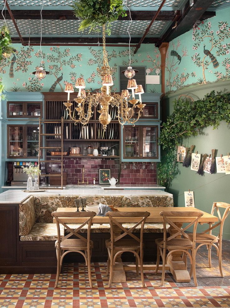Cette photo montre une grande salle à manger victorienne avec parquet foncé, un sol multicolore et un plafond à caissons.