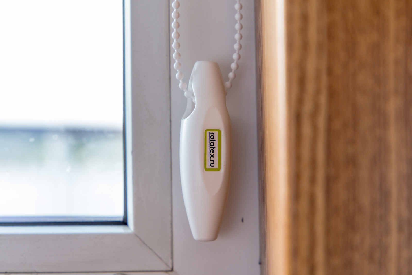 Рулонные шторы на створку окна. Проект на Яхте