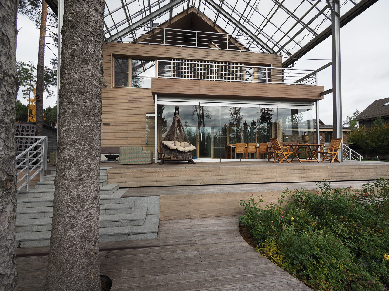 Задний фасад дома открыт в сторону ландшафтного участка