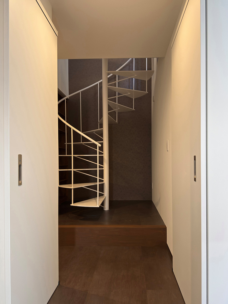 玄関から１階ホールを望む