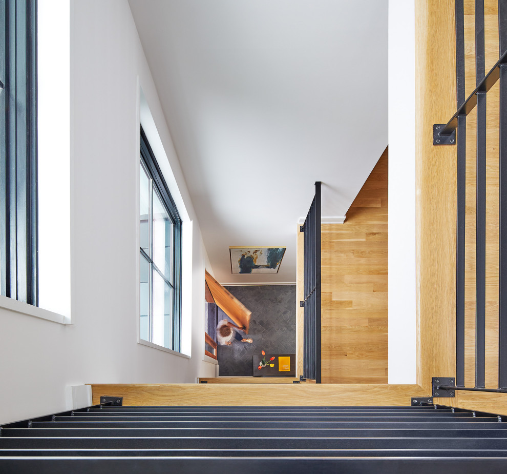 Große Moderne Haustür mit hellem Holzboden, Einzeltür und heller Holzhaustür in Washington, D.C.