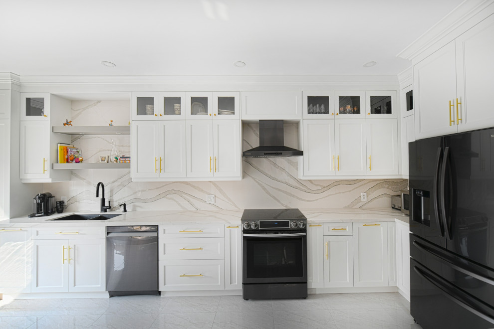 Transitional kitchen photo in Toronto