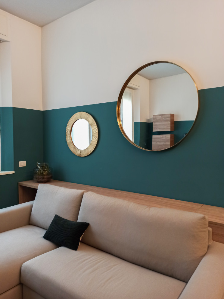 Источник вдохновения для домашнего уюта: изолированная гостиная комната среднего размера в современном стиле с зелеными стенами, темным паркетным полом, коричневым полом и панелями на части стены