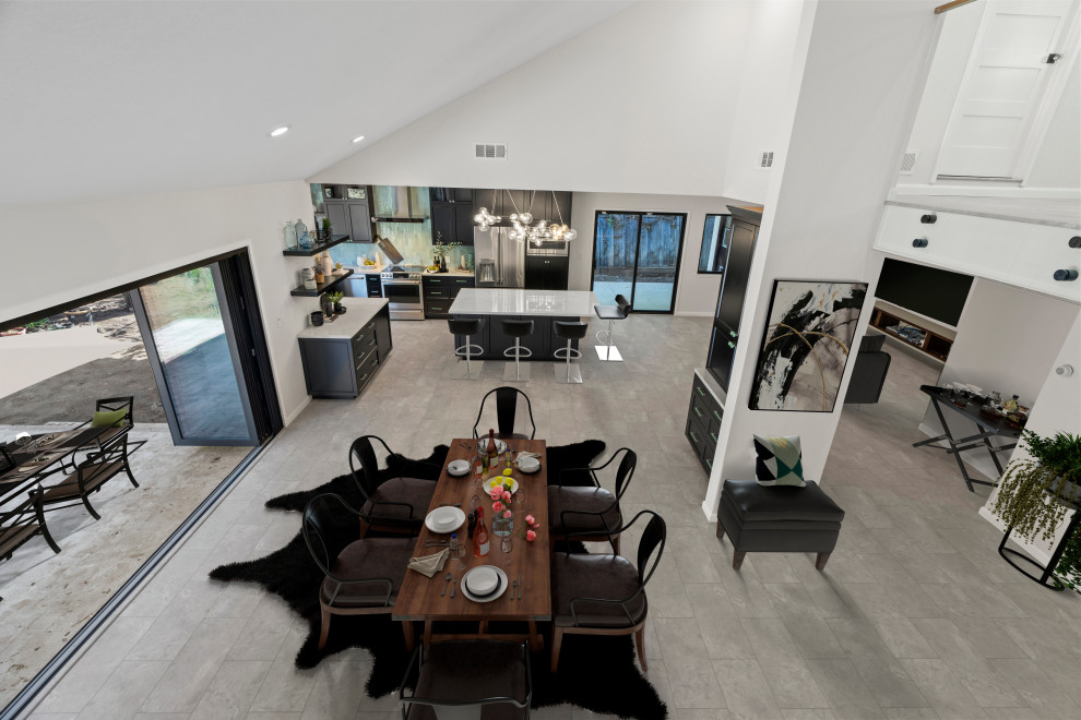 Inspiration pour une grande salle à manger ouverte sur la cuisine avec un sol en vinyl, un sol gris et un plafond voûté.