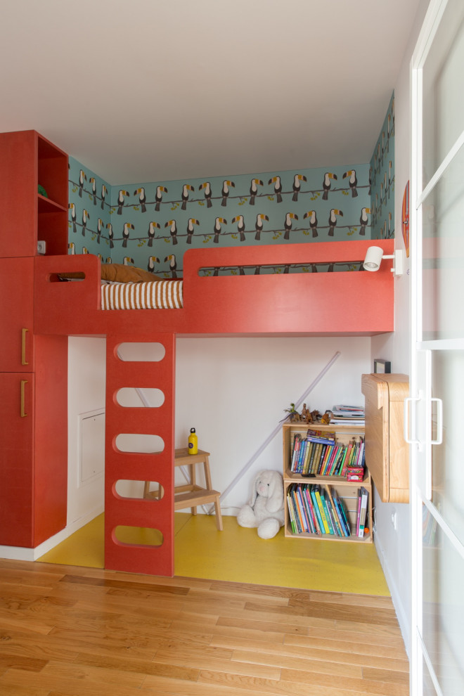 Photo of a small midcentury gender-neutral kids' bedroom for kids 4-10 years old in Paris with white walls, linoleum floors, yellow floor and wallpaper.