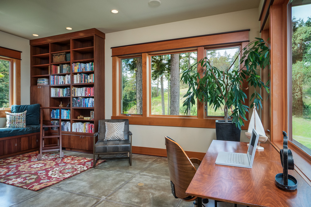 This is an example of an arts and crafts home office in Seattle.