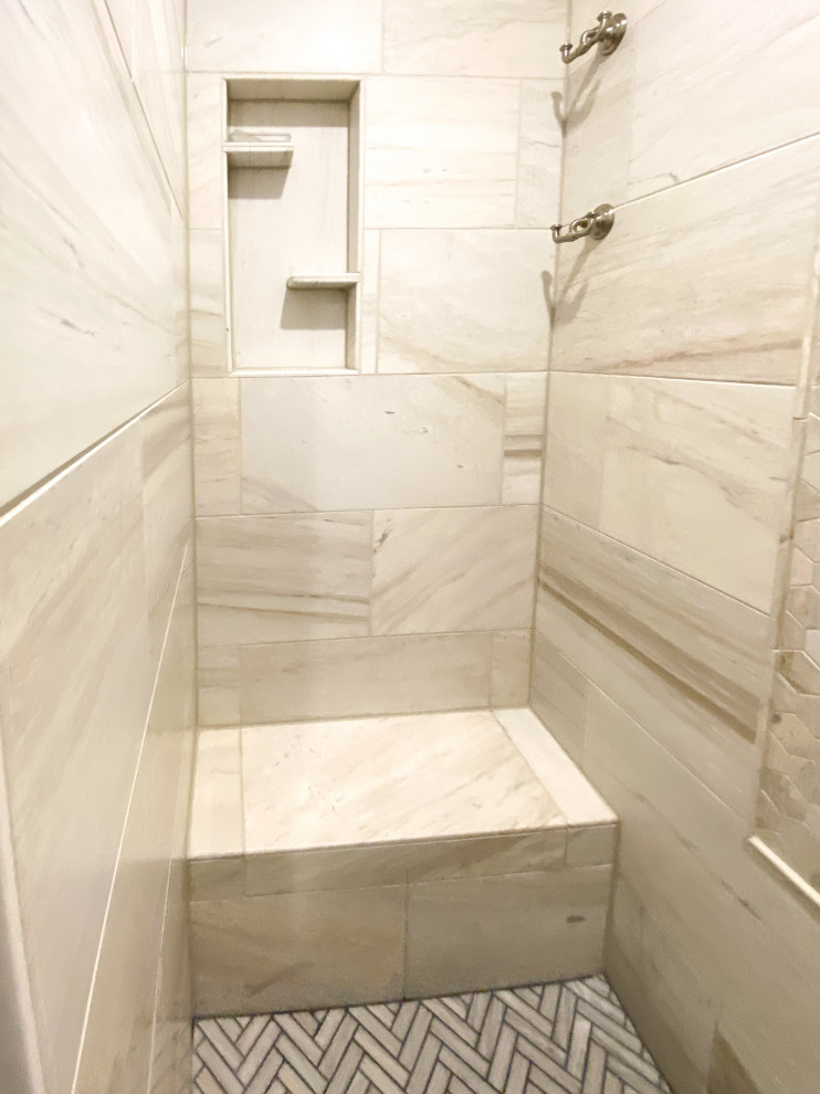 Cette photo montre une salle de bain principale bord de mer de taille moyenne avec une douche ouverte, un carrelage beige, des carreaux de céramique, un sol en carrelage de céramique, un sol beige et aucune cabine.