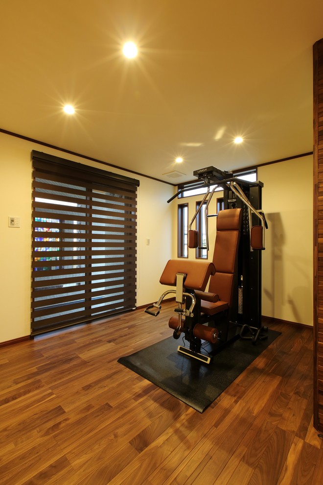 Design ideas for a midcentury home gym in Other.