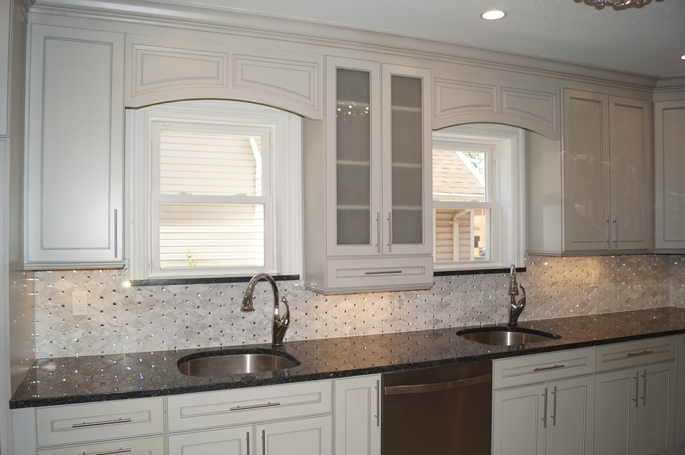 Kitchen - transitional kitchen idea in New York