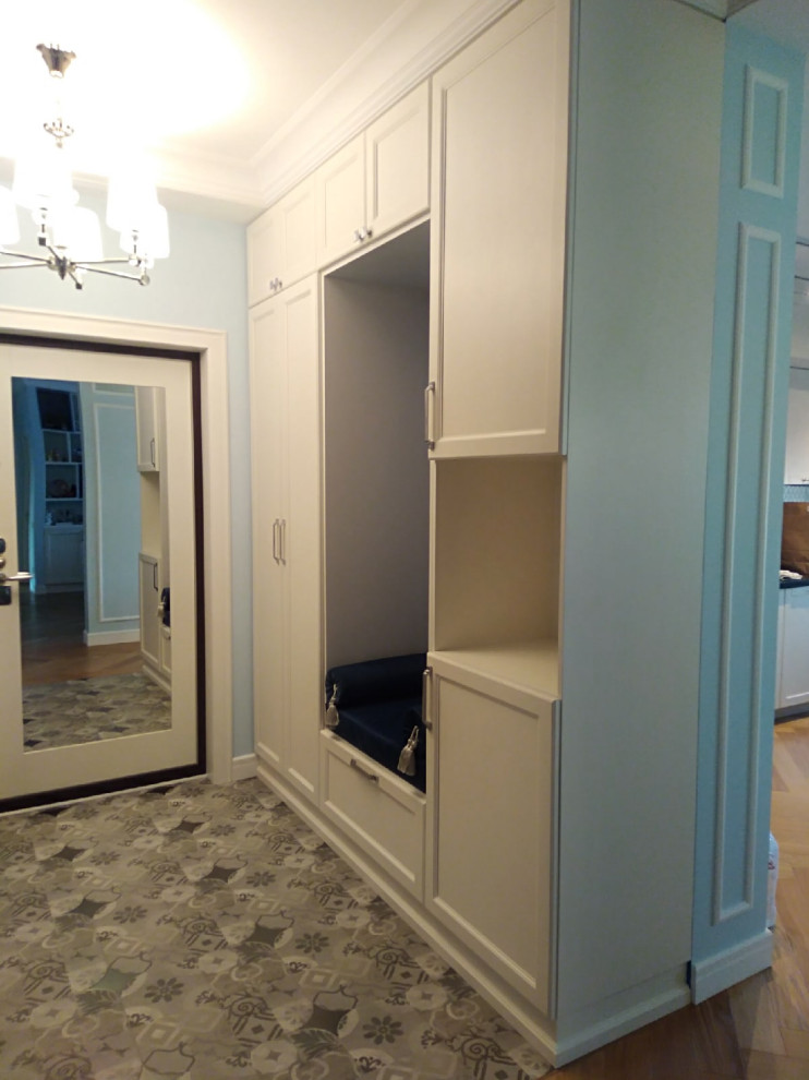 Шкаф в прихожую из массива дуба