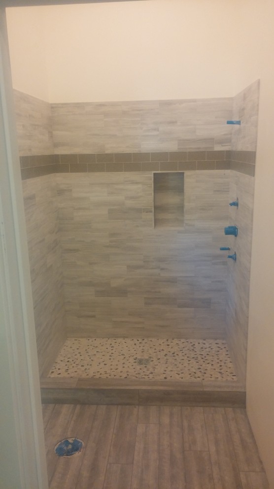 Стильный дизайн: маленькая ванная комната в современном стиле с душем в нише, серой плиткой, галечной плиткой, белыми стенами, полом из керамогранита и душевой кабиной для на участке и в саду - последний тренд