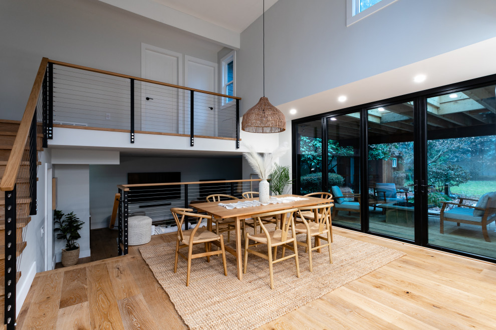 Стильный дизайн: большая кухня-столовая в скандинавском стиле с серыми стенами, паркетным полом среднего тона и коричневым полом - последний тренд