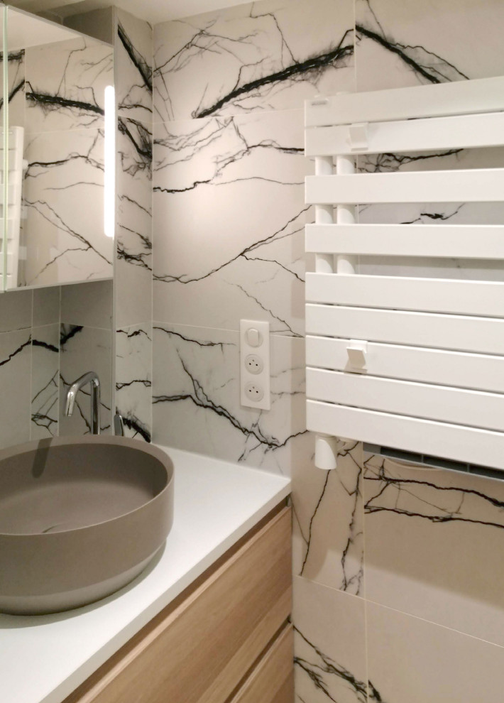 Свежая идея для дизайна: маленькая ванная комната в стиле модернизм с белой плиткой, керамической плиткой и тумбой под одну раковину для на участке и в саду - отличное фото интерьера