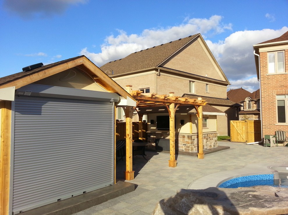 Inspiration for a rustic home design remodel in Toronto