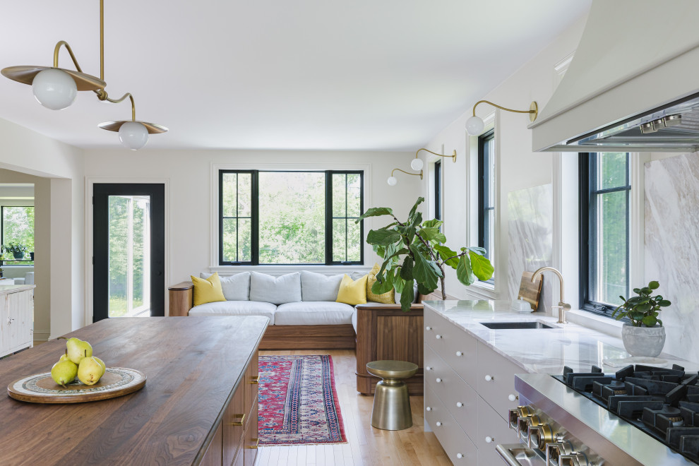 Kitchen - transitional kitchen idea in Ottawa
