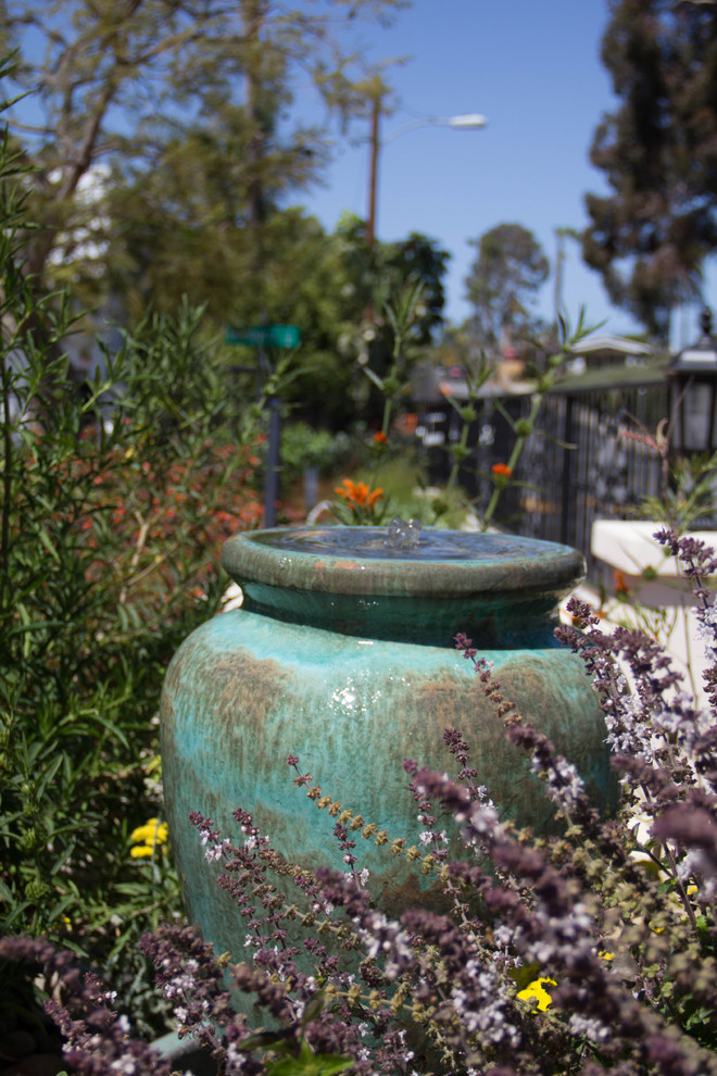 Design ideas for a small traditional front yard full sun xeriscape in San Diego with a water feature.