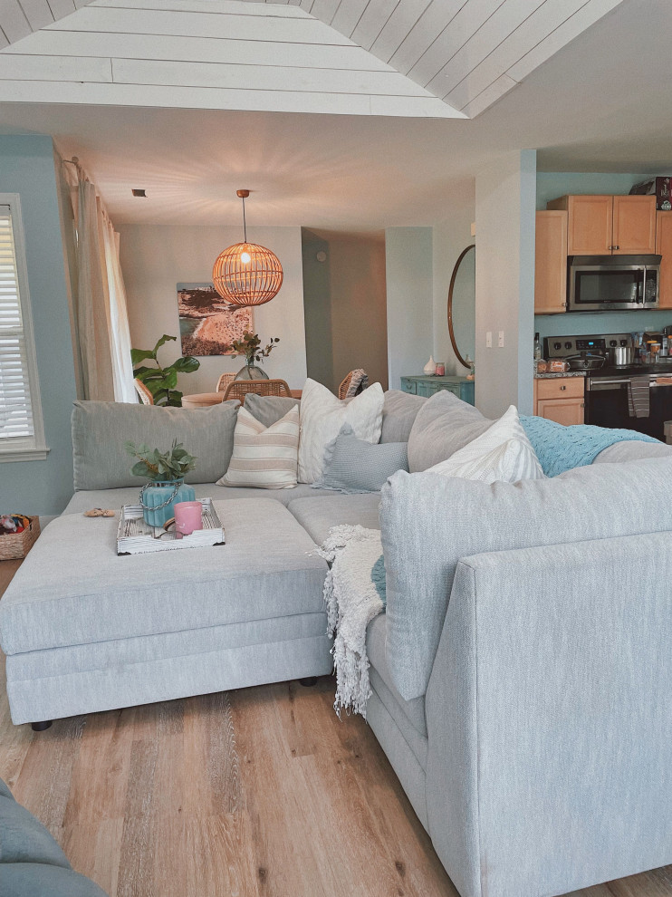 Esempio di un piccolo soggiorno stile marino aperto con pareti blu, pavimento in vinile, pavimento marrone e soffitto in perlinato