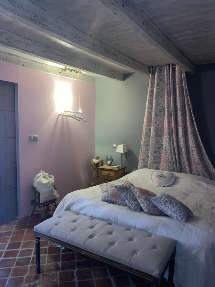 Источник вдохновения для домашнего уюта: хозяйская спальня среднего размера в стиле шебби-шик с розовыми стенами, полом из терракотовой плитки, красным полом и балками на потолке без камина