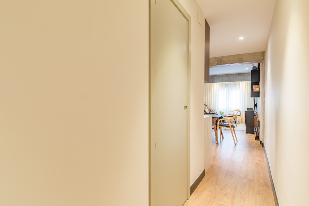 Modelo de recibidores y pasillos escandinavos de tamaño medio con paredes grises, suelo de baldosas de porcelana, suelo beige y iluminación