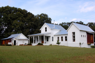 My Houzz: Colorful Vintage Finds fill a Chic Modern Farmhouse farmhouse-exterior