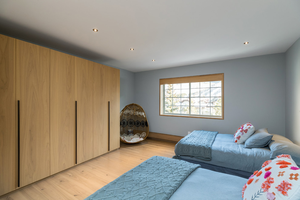 Modern Kid's Bedroom with a Large Built-in Cabinet - In this kids' bedroom, the occasional pop of color in bedding makes it playful yet staying in its simple modish style. The large built-in cabinets hide clutters that allow for a spacious area to move around. On the other hand, the wood framed windows creates way for natural light to enter the room. 

Built by ULFBUILT. Contact us today to learn more.