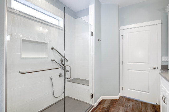 Accessible Master en Suite Addition modern-badezimmer