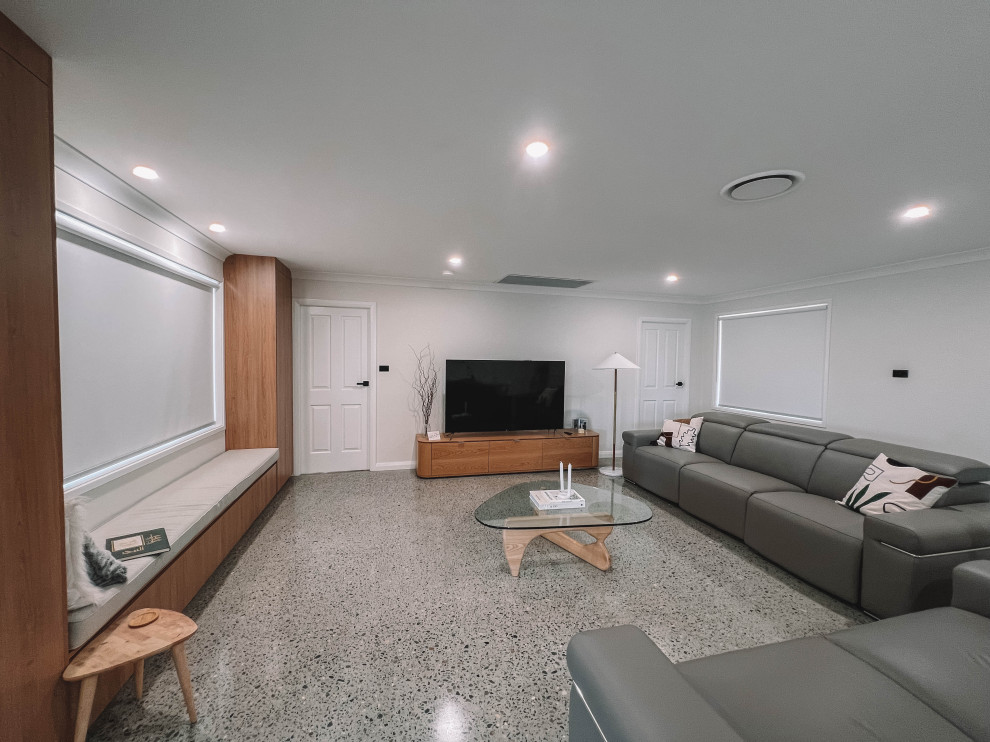 Идея дизайна: открытая гостиная комната среднего размера в скандинавском стиле с белыми стенами, полом из керамической плитки, отдельно стоящим телевизором, серым полом, деревянным потолком и деревянными стенами