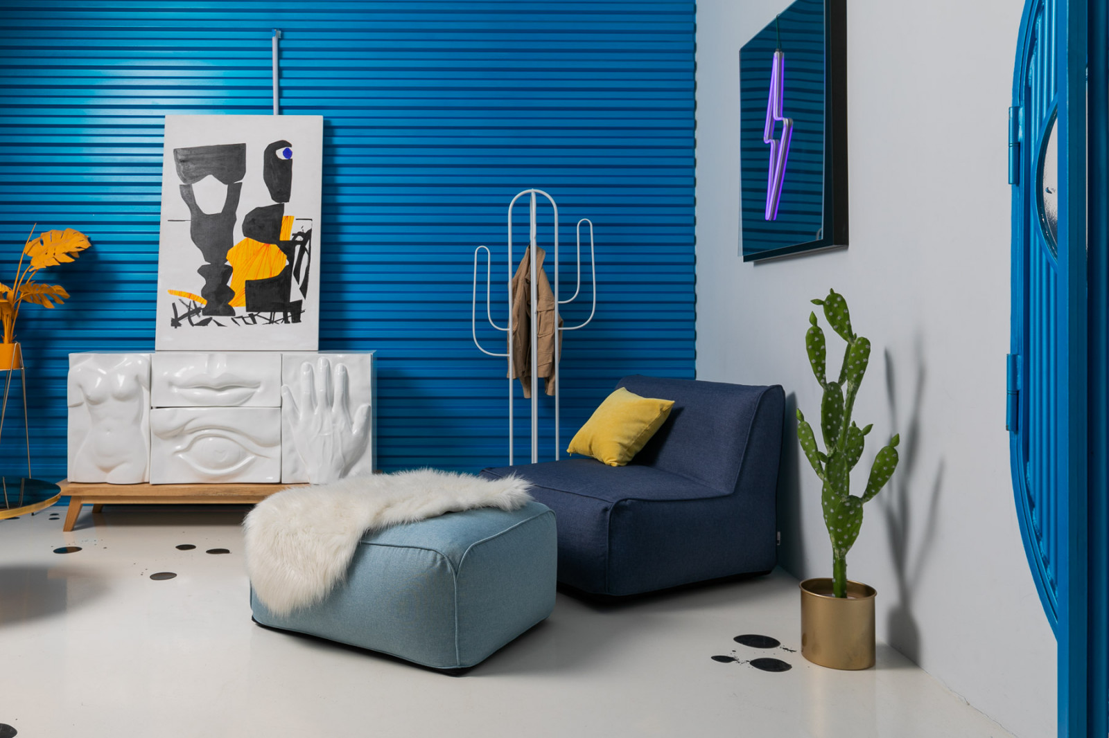 Синее кресло в интерьере