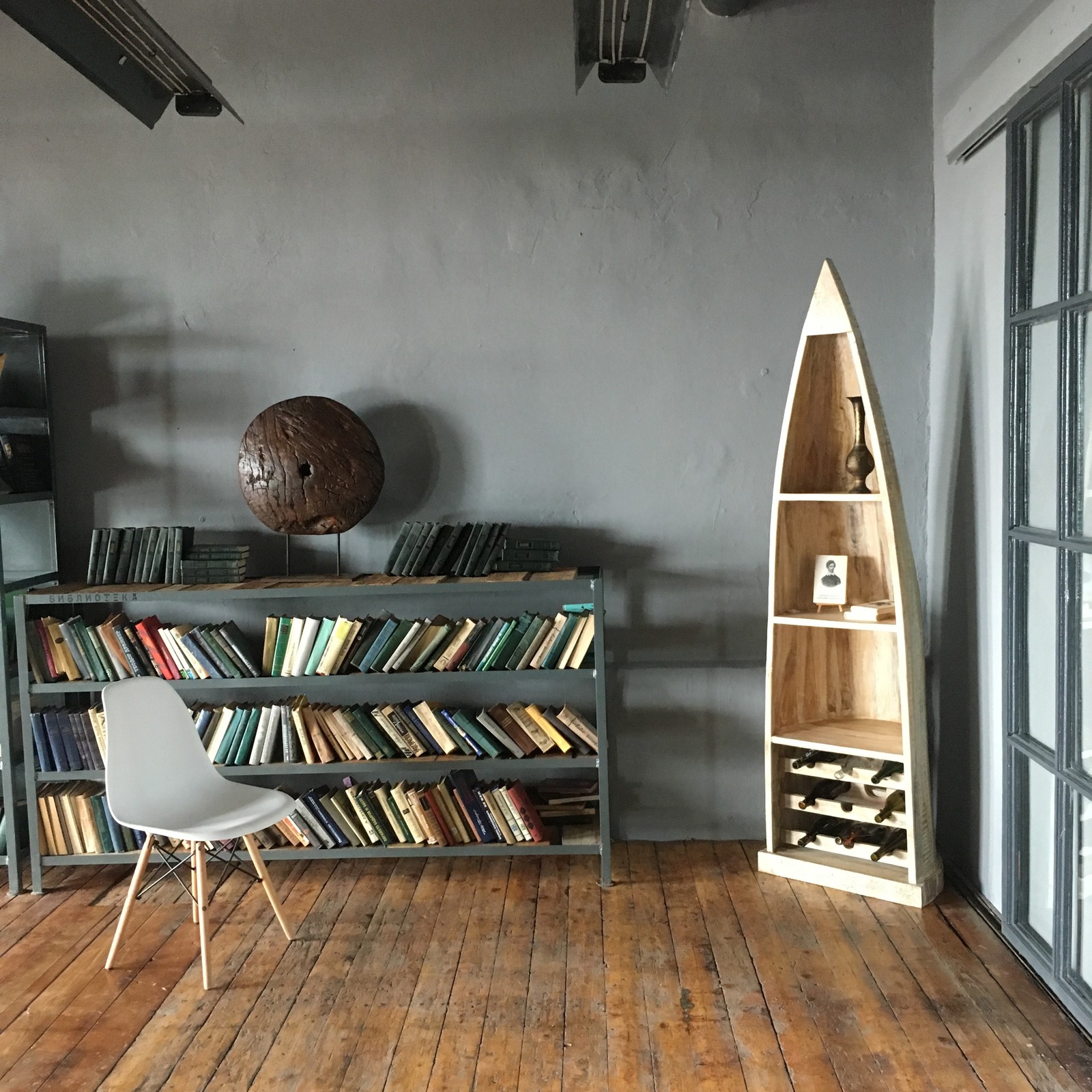 Стеллаж САГАР в стиле лофт из массива в виде лодки