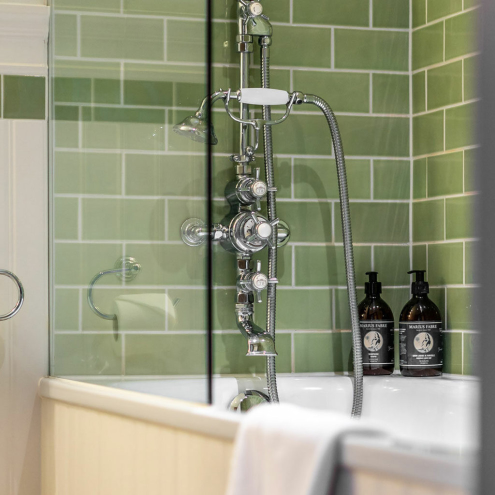 Стильный дизайн: большая ванная комната в классическом стиле с инсталляцией, белой плиткой, керамической плиткой, зелеными стенами, полом из керамической плитки, раковиной с пьедесталом и белым полом - последний тренд