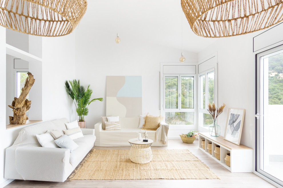 Diseño de sala de estar abierta y abovedada mediterránea pequeña sin televisor con paredes blancas, suelo laminado, suelo marrón y alfombra