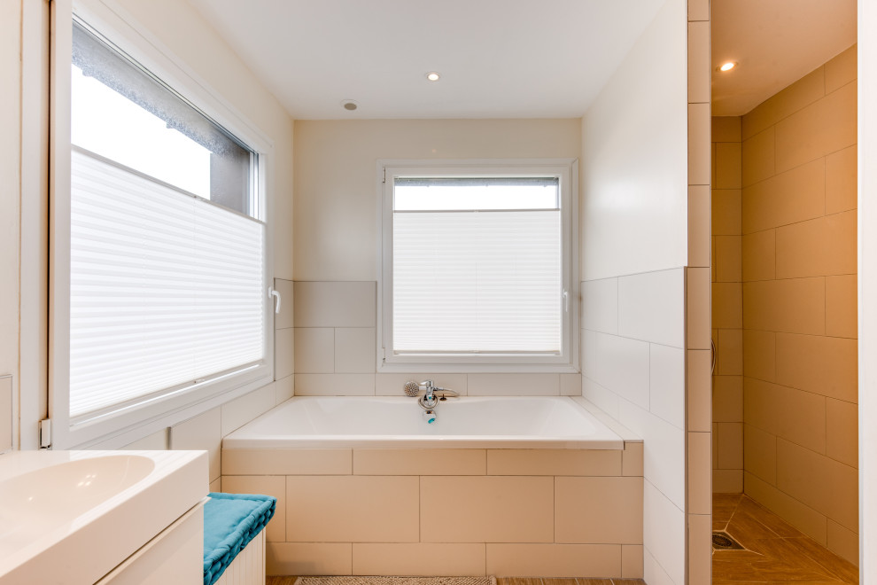 This is an example of a mid-sized contemporary bathroom in Le Havre.