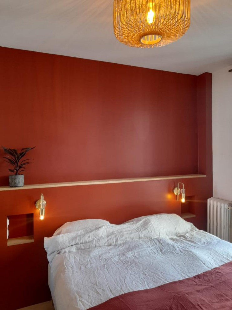 Imagen de dormitorio principal y blanco y madera minimalista pequeño sin chimenea con paredes blancas, suelo de madera en tonos medios y suelo beige