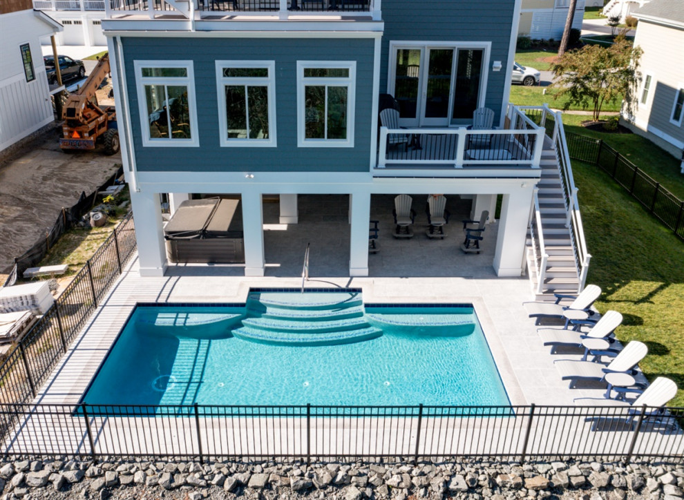Esempio di una piscina costiera personalizzata di medie dimensioni e dietro casa con piastrelle