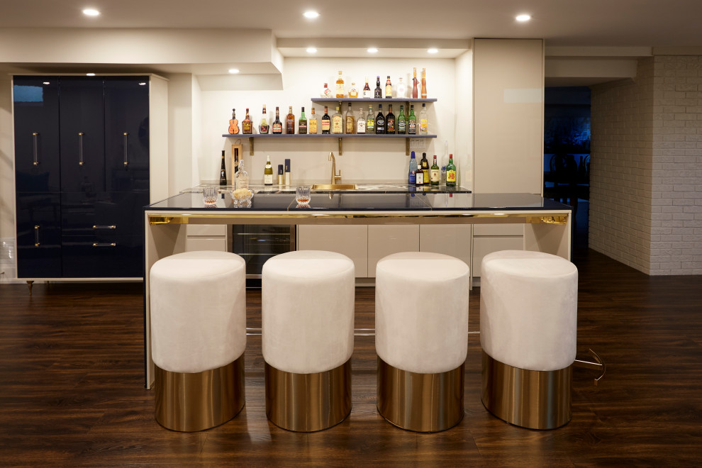 Imagen de bar en casa clásico renovado grande con suelo de madera oscura y suelo marrón