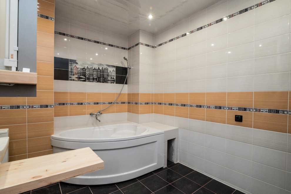 Mittelgroßes Modernes Badezimmer En Suite mit weißen Schränken und Einzelwaschbecken in Moskau