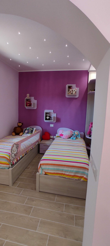 Großes, Neutrales Modernes Kinderzimmer mit Schlafplatz, lila Wandfarbe und Porzellan-Bodenfliesen in Sonstige