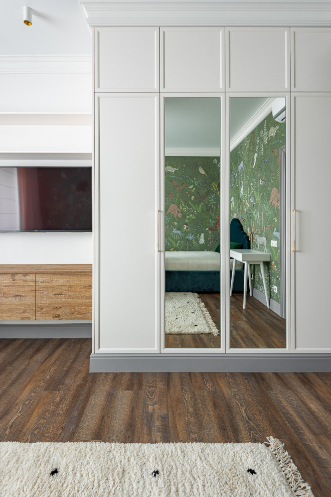 Шкаф с зеркальными дверьми