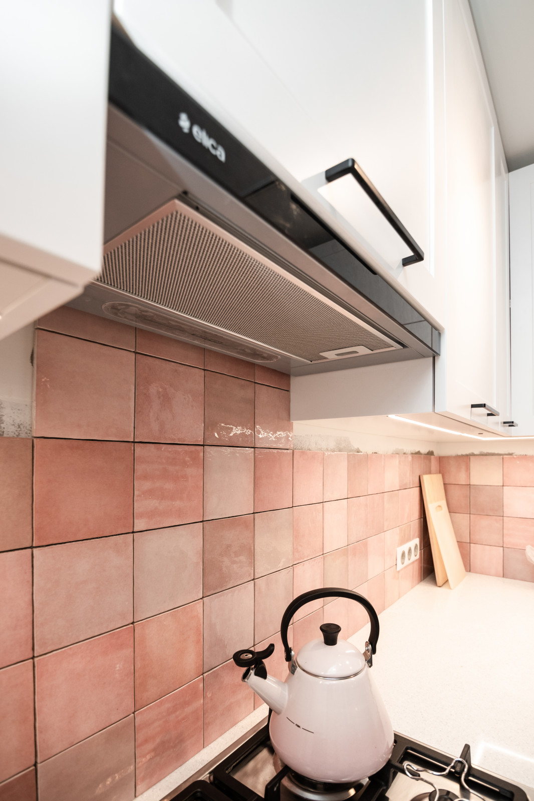 Белая небольшая кухня в стиле неоклассика