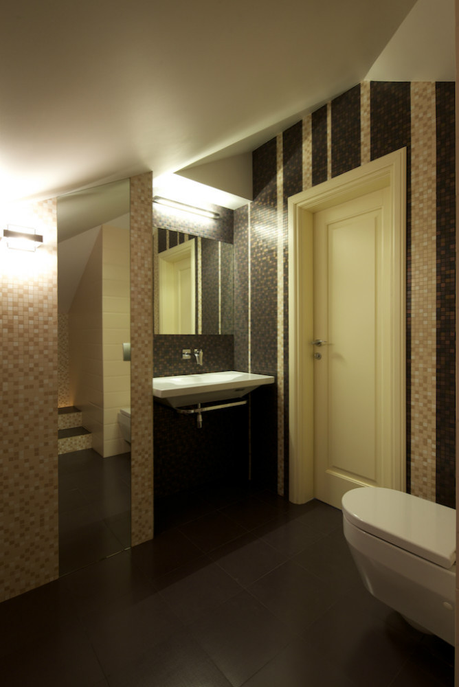 Загородный дом - мансарда, расположение кухни и душевой. Реализованный проект.