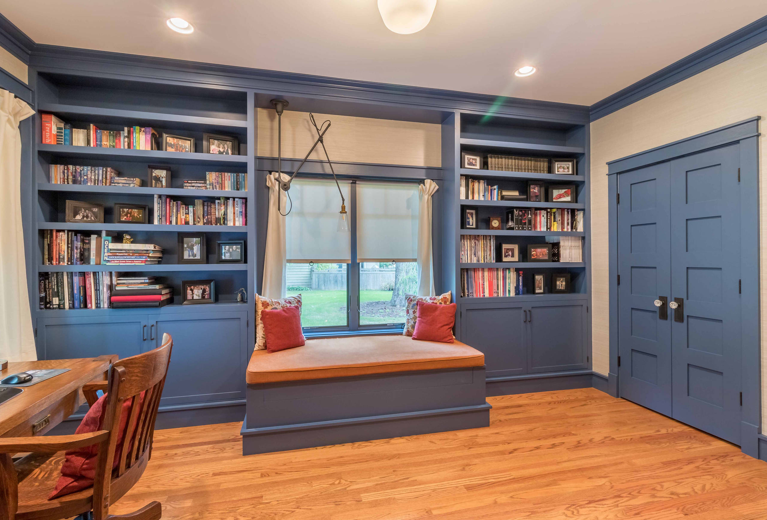 craftsman-detail-custom-luxury-02-home office-built-in-shelves-and-window-seat-1212architects