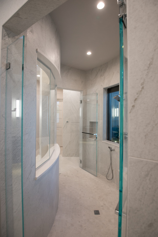 Bild på ett stort funkis flerfärgad flerfärgat en-suite badrum, med släta luckor, svarta skåp, ett fristående badkar, en öppen dusch, en toalettstol med hel cisternkåpa, vit kakel, skifferkakel, vita väggar, skiffergolv, ett nedsänkt handfat, granitbänkskiva, vitt golv och med dusch som är öppen