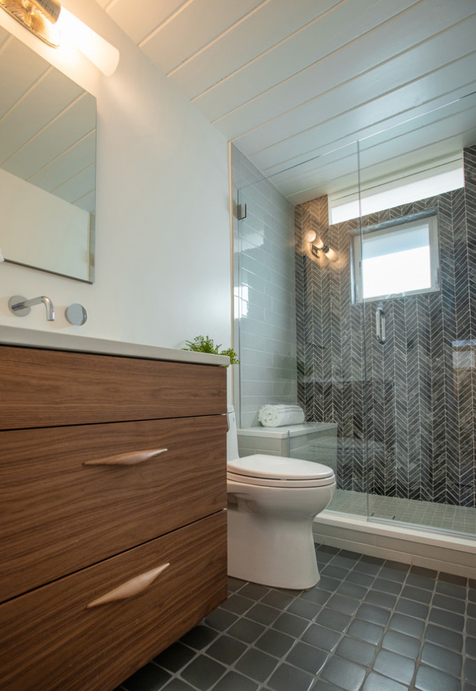 サンタバーバラにある高級な中くらいなコンテンポラリースタイルのおしゃれな浴室 (アンダーカウンター洗面器、クオーツストーンの洗面台、白い洗面カウンター、造り付け洗面台) の写真