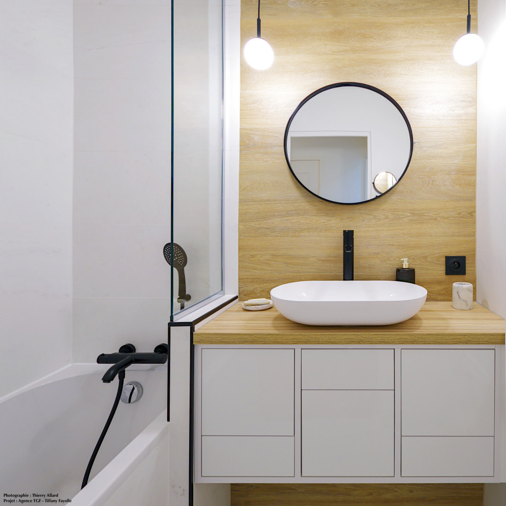 Kleines Skandinavisches Badezimmer mit Unterbauwanne, weißer Wandfarbe, Keramikboden und Laminat-Waschtisch in Lyon