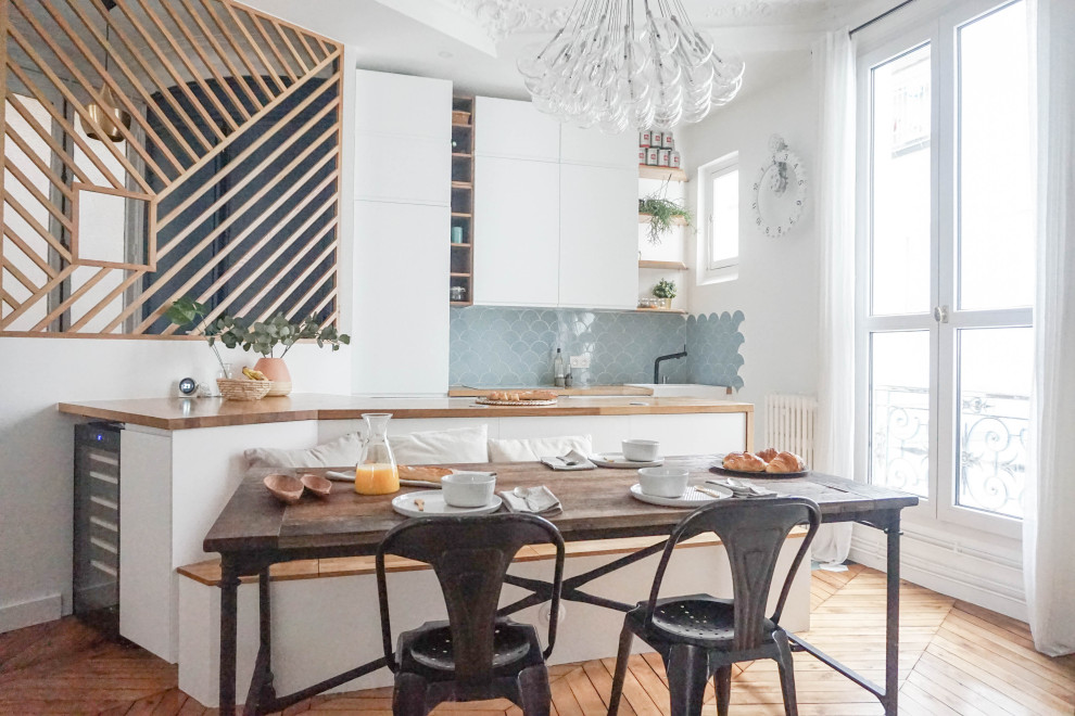 Inspiration for a contemporary dining room in Paris.