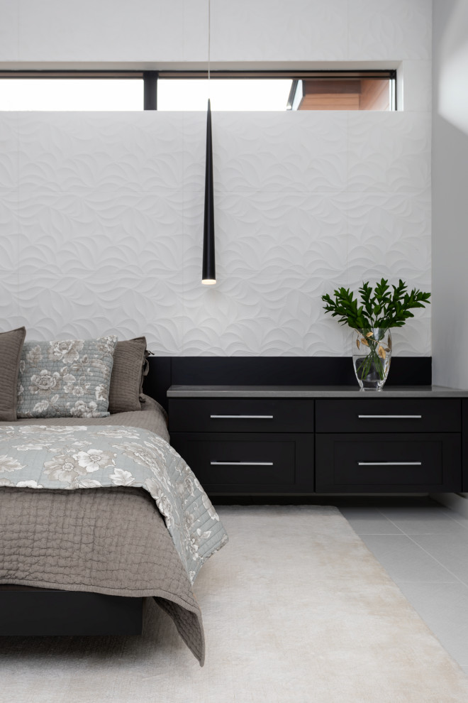 他の地域にある広いコンテンポラリースタイルのおしゃれな主寝室 (白い壁、セラミックタイルの床、白い床、壁紙) のインテリア