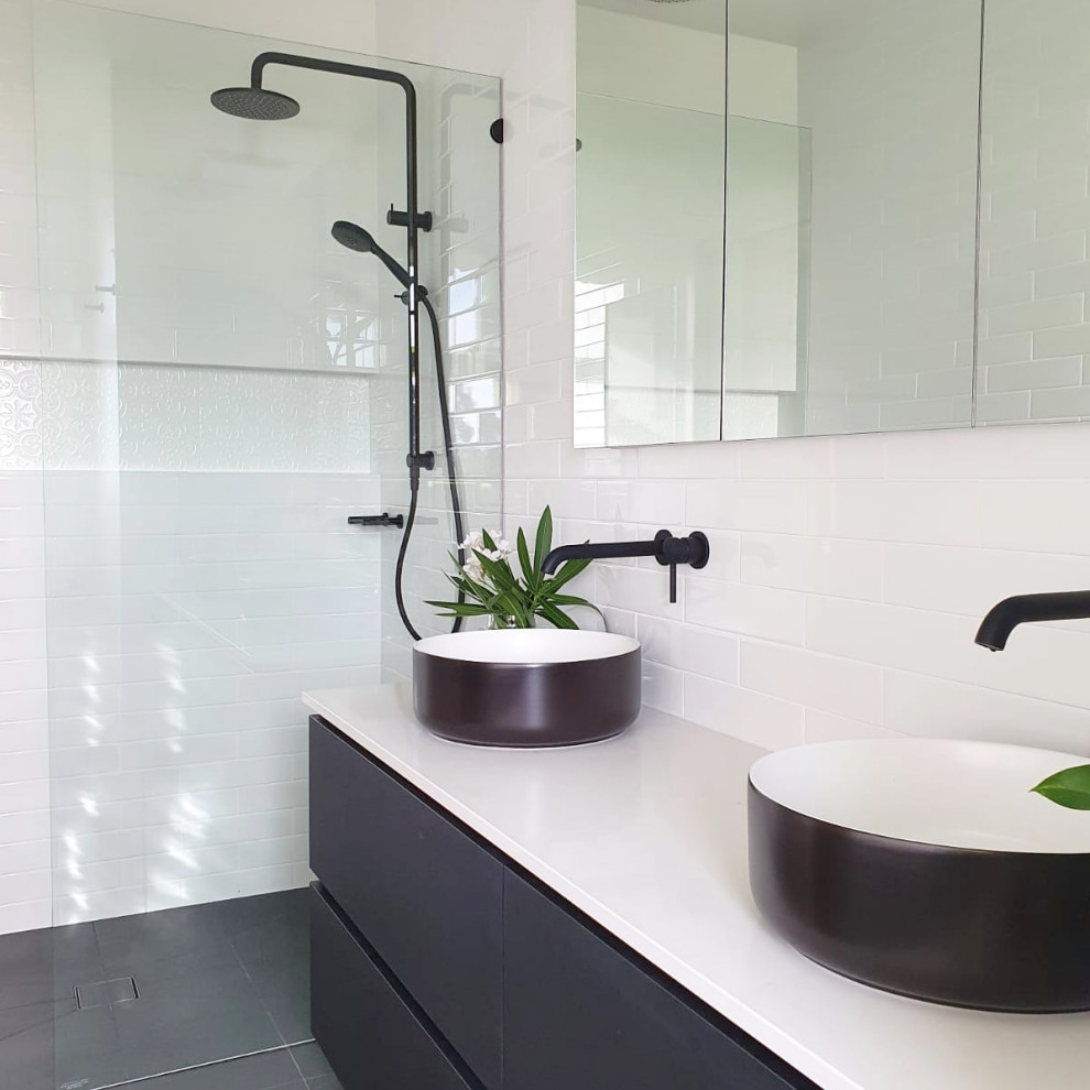 Immagine di una stanza da bagno contemporanea con ante nere, doccia aperta, piastrelle bianche, pavimento con piastrelle in ceramica e mobile bagno sospeso