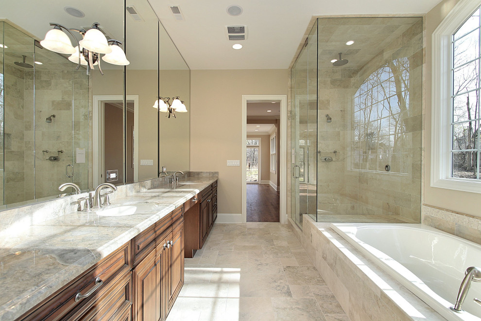 Inredning av ett medelhavsstil stort beige beige en-suite badrum, med luckor med upphöjd panel, bruna skåp, ett platsbyggt badkar, en hörndusch, beige väggar, klinkergolv i porslin, ett integrerad handfat, marmorbänkskiva, beiget golv och dusch med gångjärnsdörr