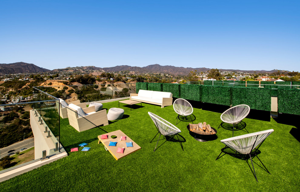 Deck - contemporary deck idea in Los Angeles