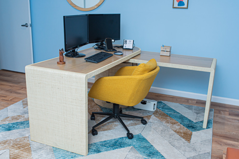 Esempio di uno studio minimalista con pareti blu, pavimento in vinile e scrivania autoportante